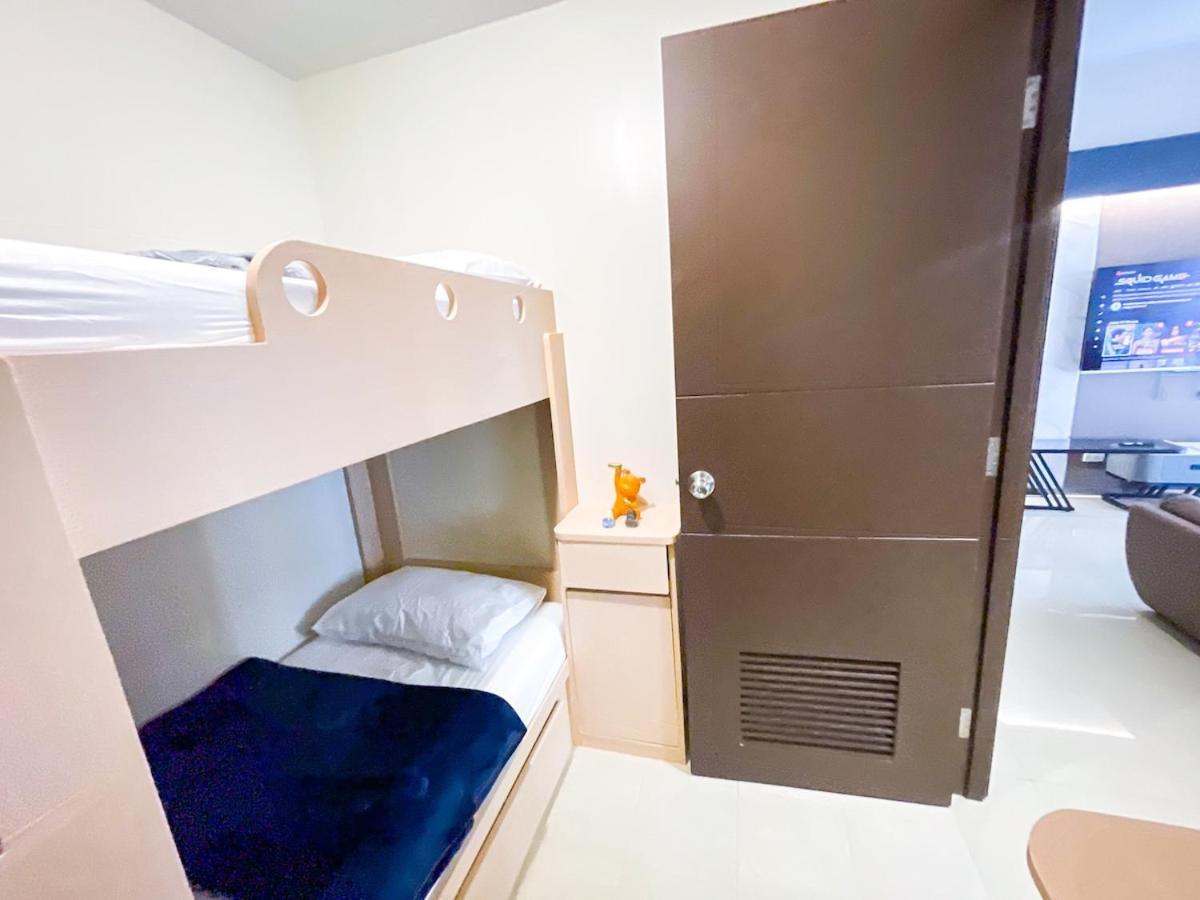Cozy 2br Near Airport & Okada, Infinity Pool Apartment