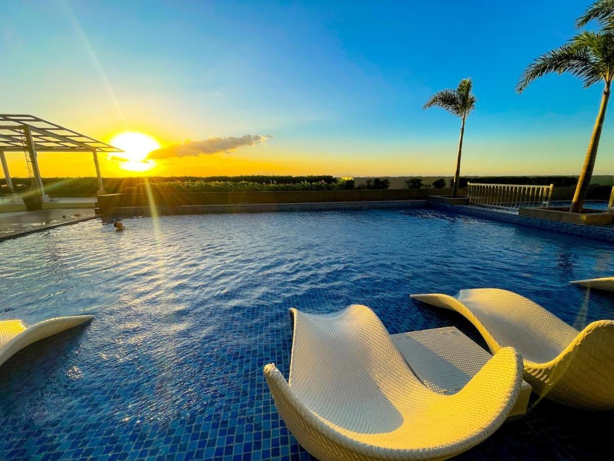 Apartment Cozy 2br Near Airport & Okada, Infinity Pool *